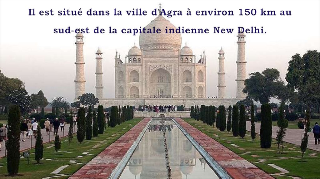 Il est situé dans la ville d'Agra à environ 150 km au sud-est de la capitale indienne New Delhi.