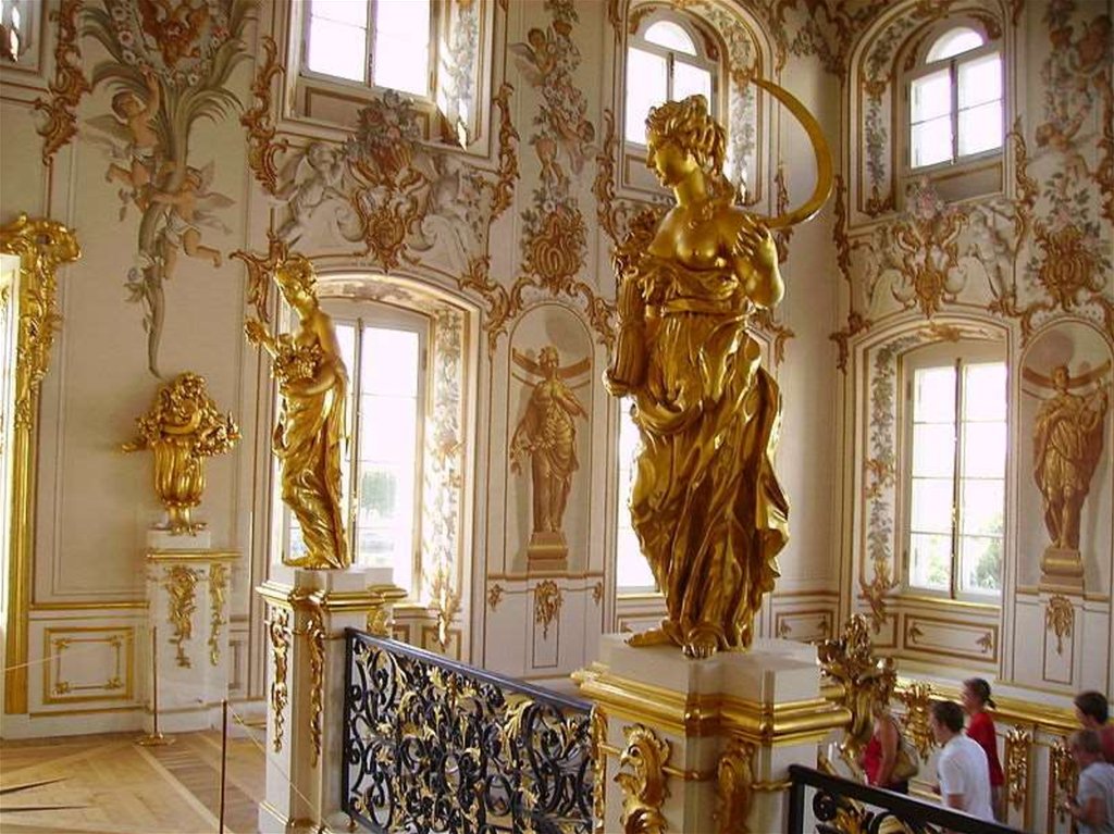 Парадная лестница Петергофского дворца