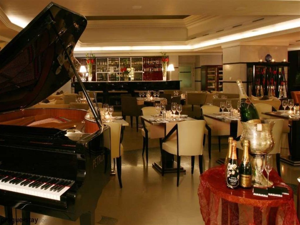 День рождения ресторан живая музыка. Рояль в ресторане. Музыканты в ресторане. Шикарный ресторан с пианино. Музыканты в кафе.