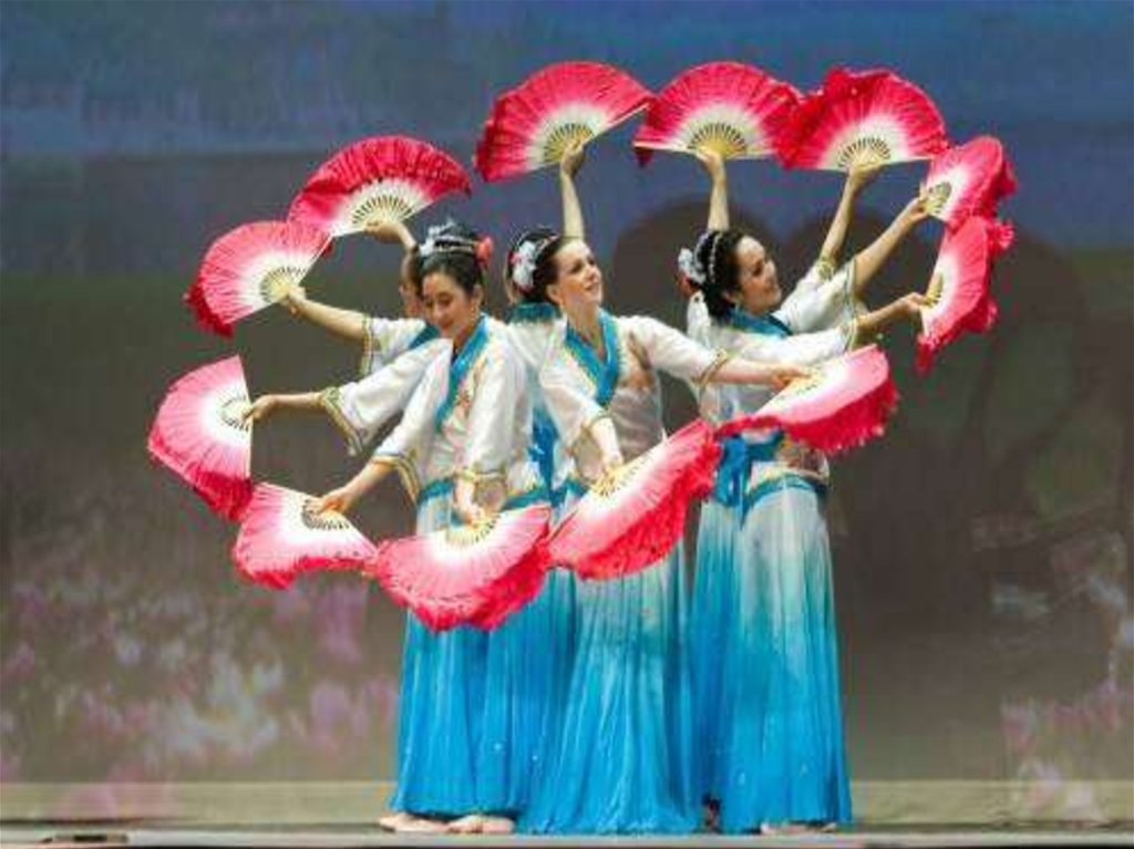 Корейский танец песня. Китайский народный танец. «Танец с веером». Народные танцы Китая. Китайский костюм для танца с веерами.