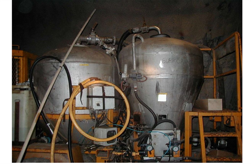 Pressure pot charging