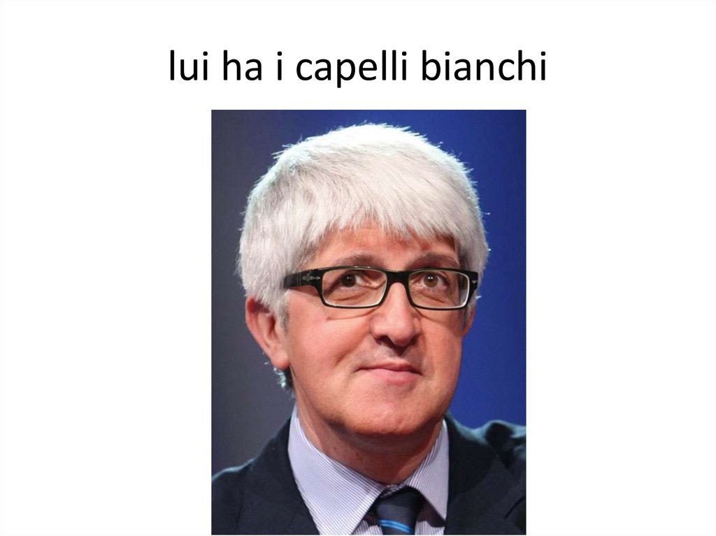 lui ha i capelli bianchi