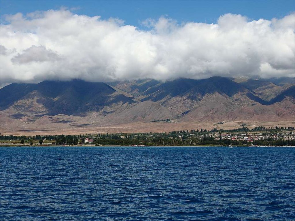 Высокогорное озеро Иссык-Куль в переводе с киргизского «горячее озеро», так как вода в нем не замерзает даже зимой.