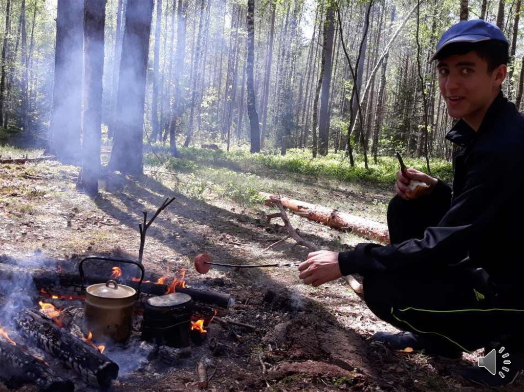 Поход мужчина. Мужской поход. Мужской поход фотосъёмка. Парень в походе. Мужчина готовит на природе в походе.