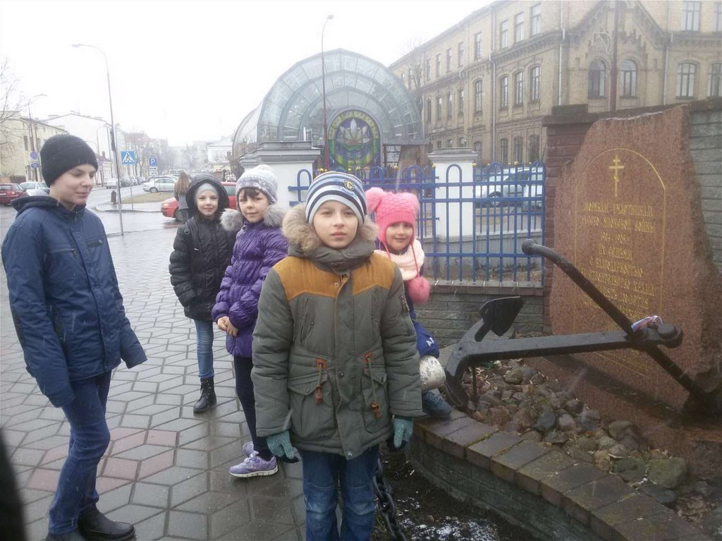 Свято-Николаевская братская церковь и памятник якорю